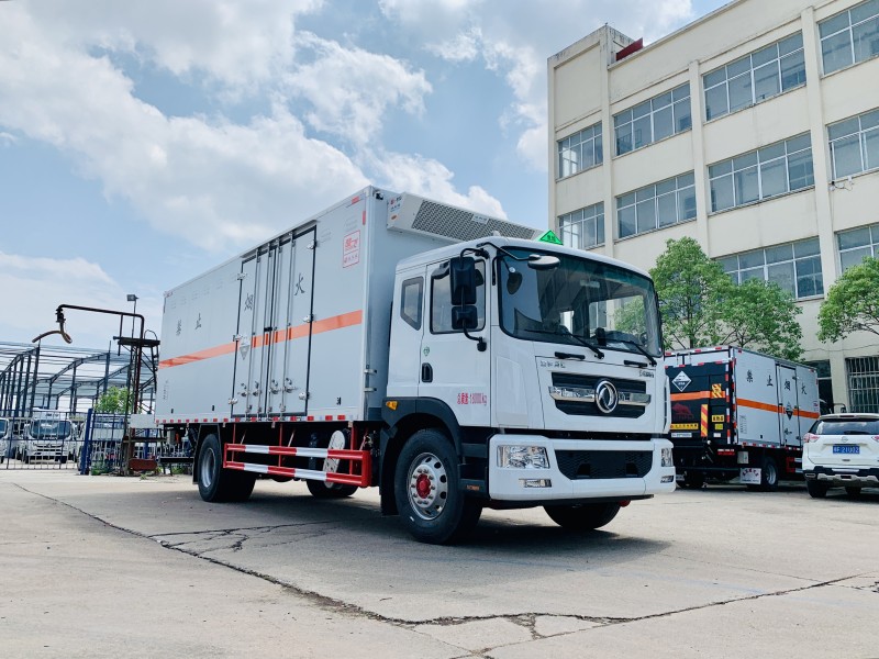 上汽红岩29.7方前四后八铝合金运油车，20吨运油车