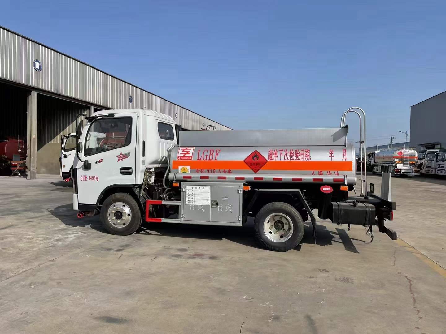 东风多利卡2吨油罐车