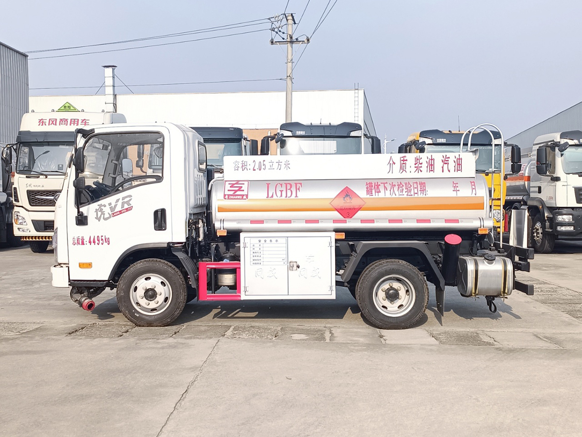 解放虎VR2吨油罐车