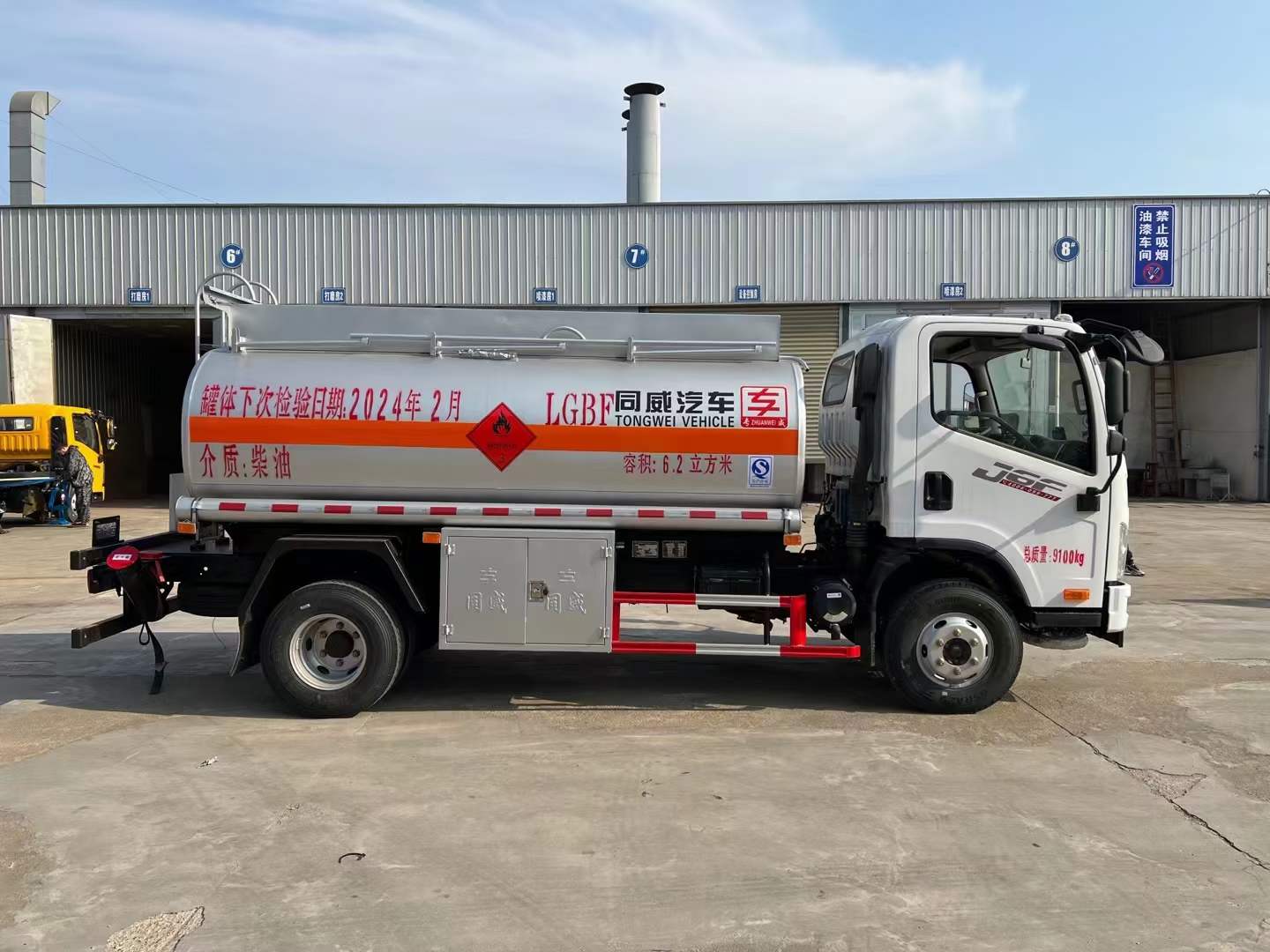 解放J6F 5吨油罐车