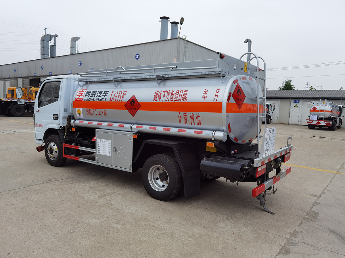 东风多利卡5吨油罐车