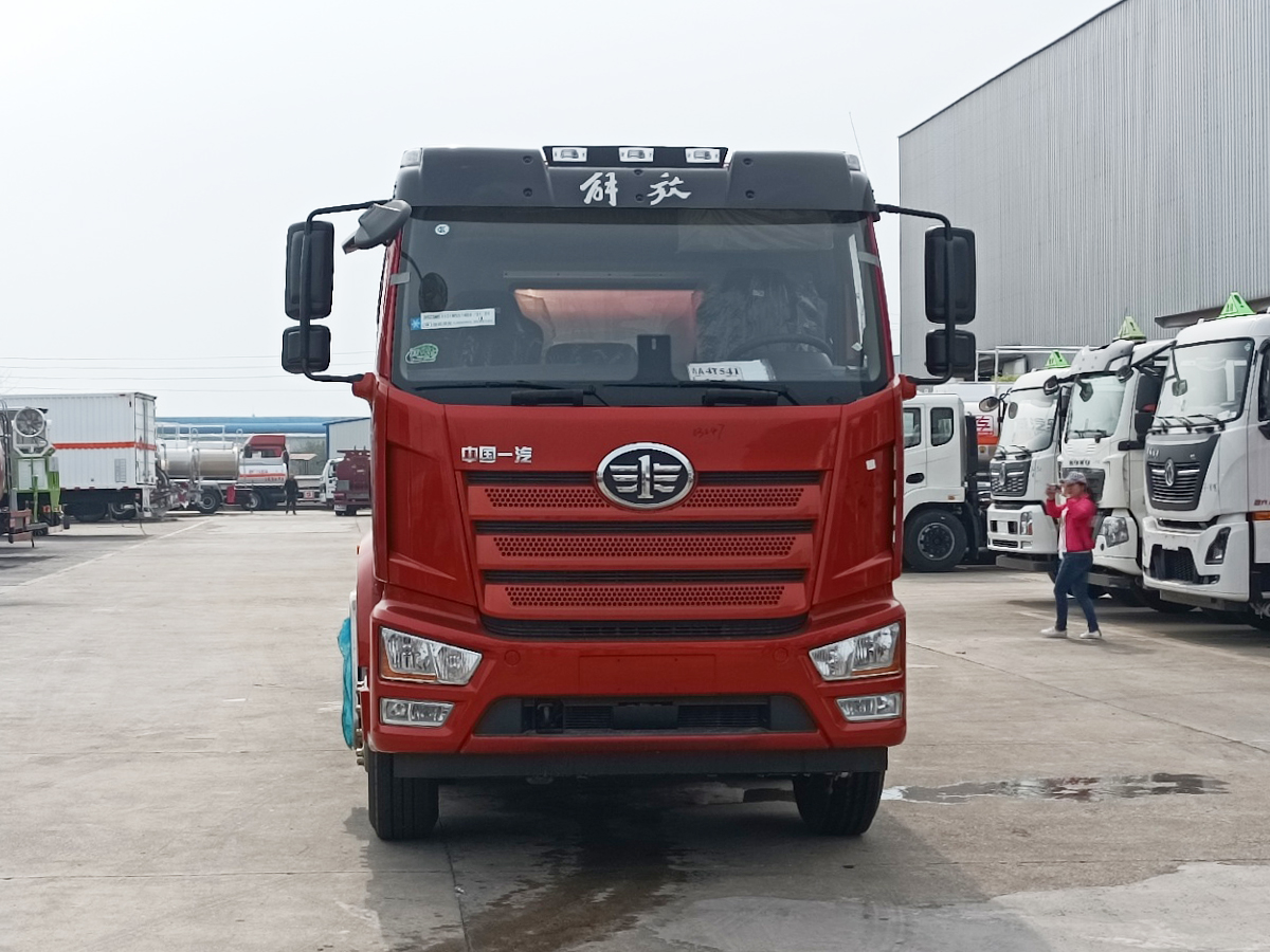 解放J6L小三轴15吨铝合金油罐车