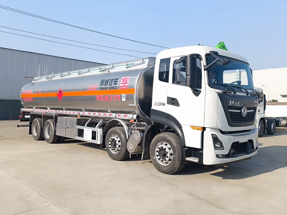 东风天龙前四后八25吨铝合金油罐车