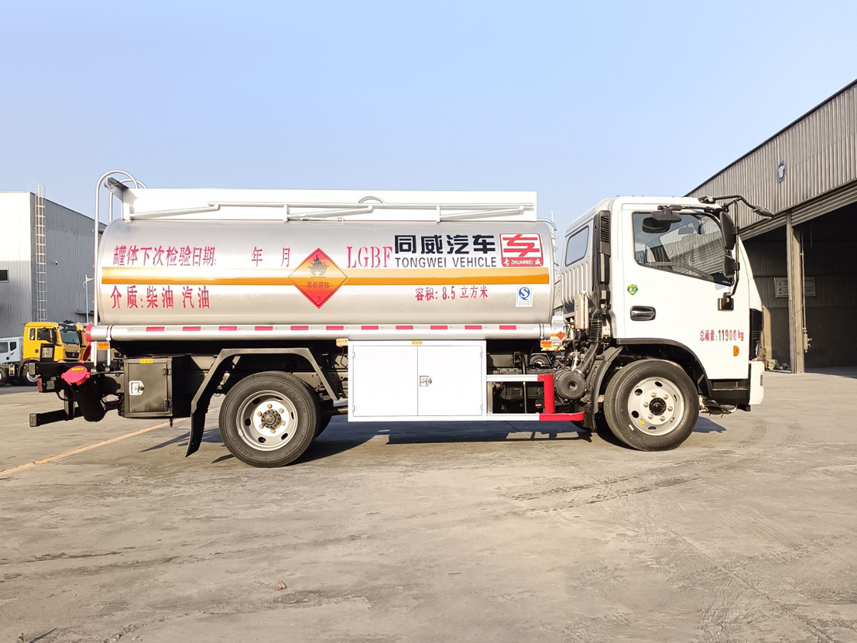 东风福瑞卡8吨油罐车