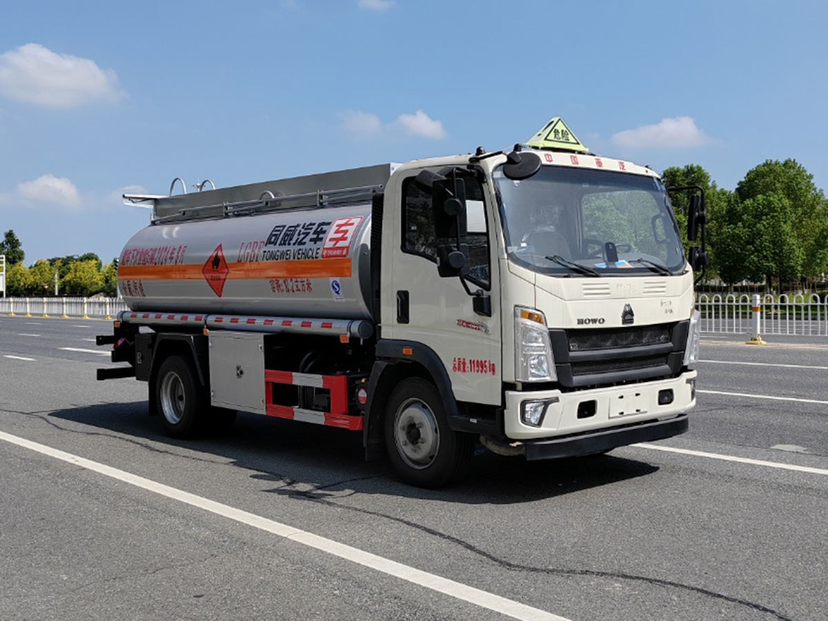 重汽豪沃8吨油罐车