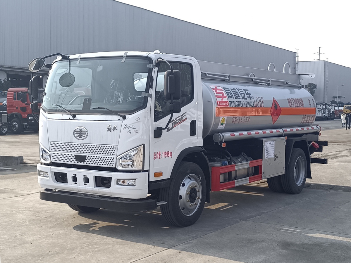 解放J6F 8吨油罐车