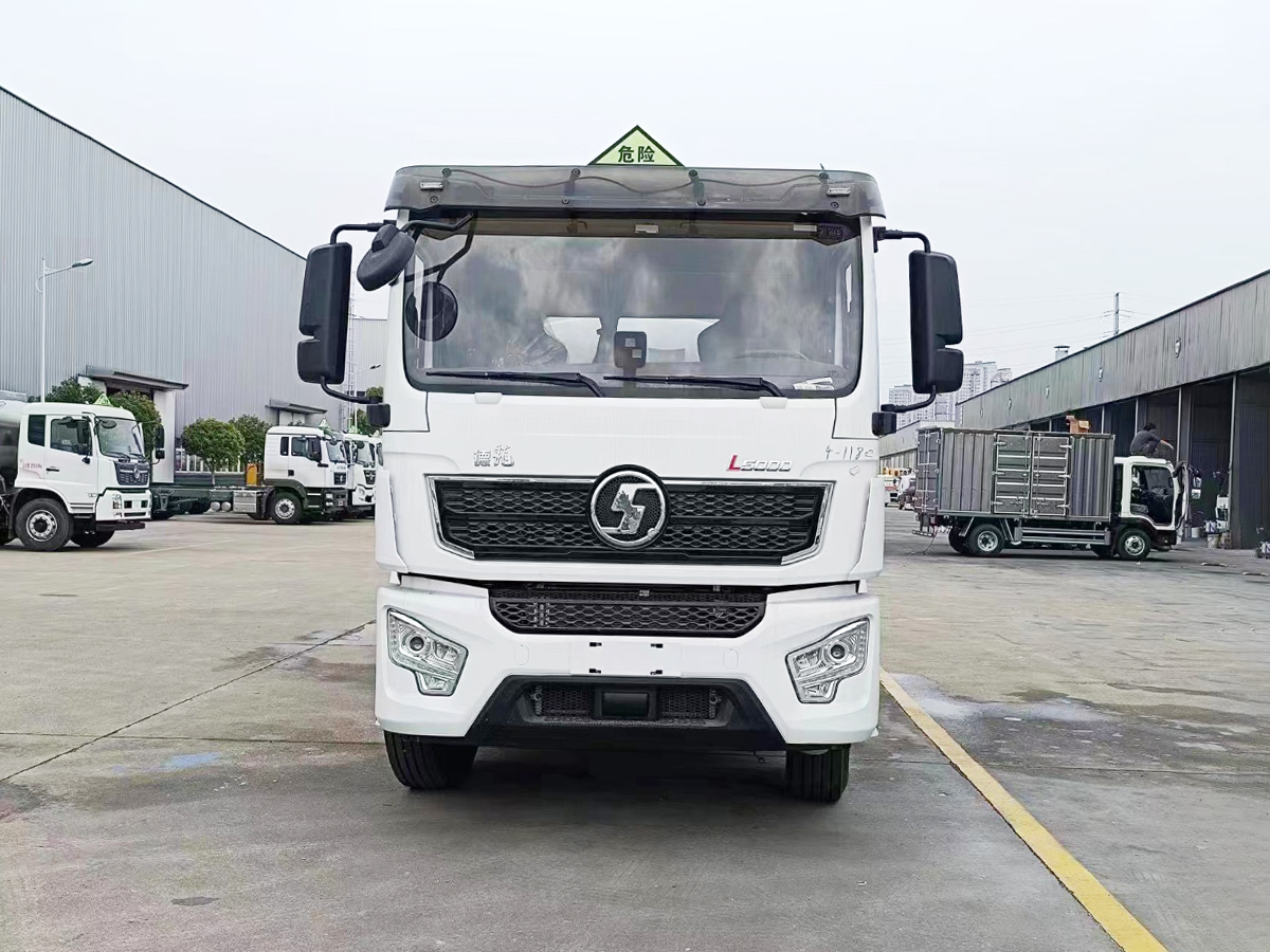 陕汽德龙12吨油罐车