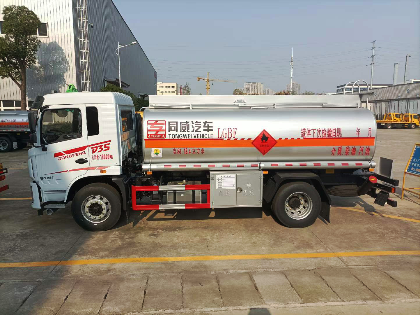 东风专底D3S 10吨油罐车