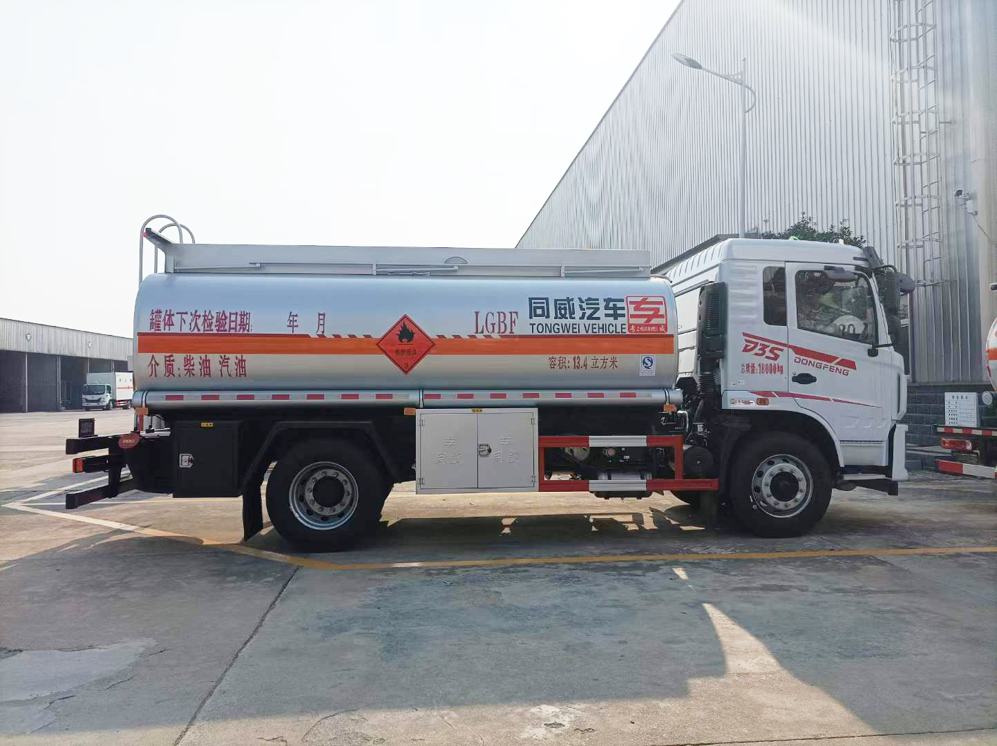 东风专底D3S 10吨油罐车