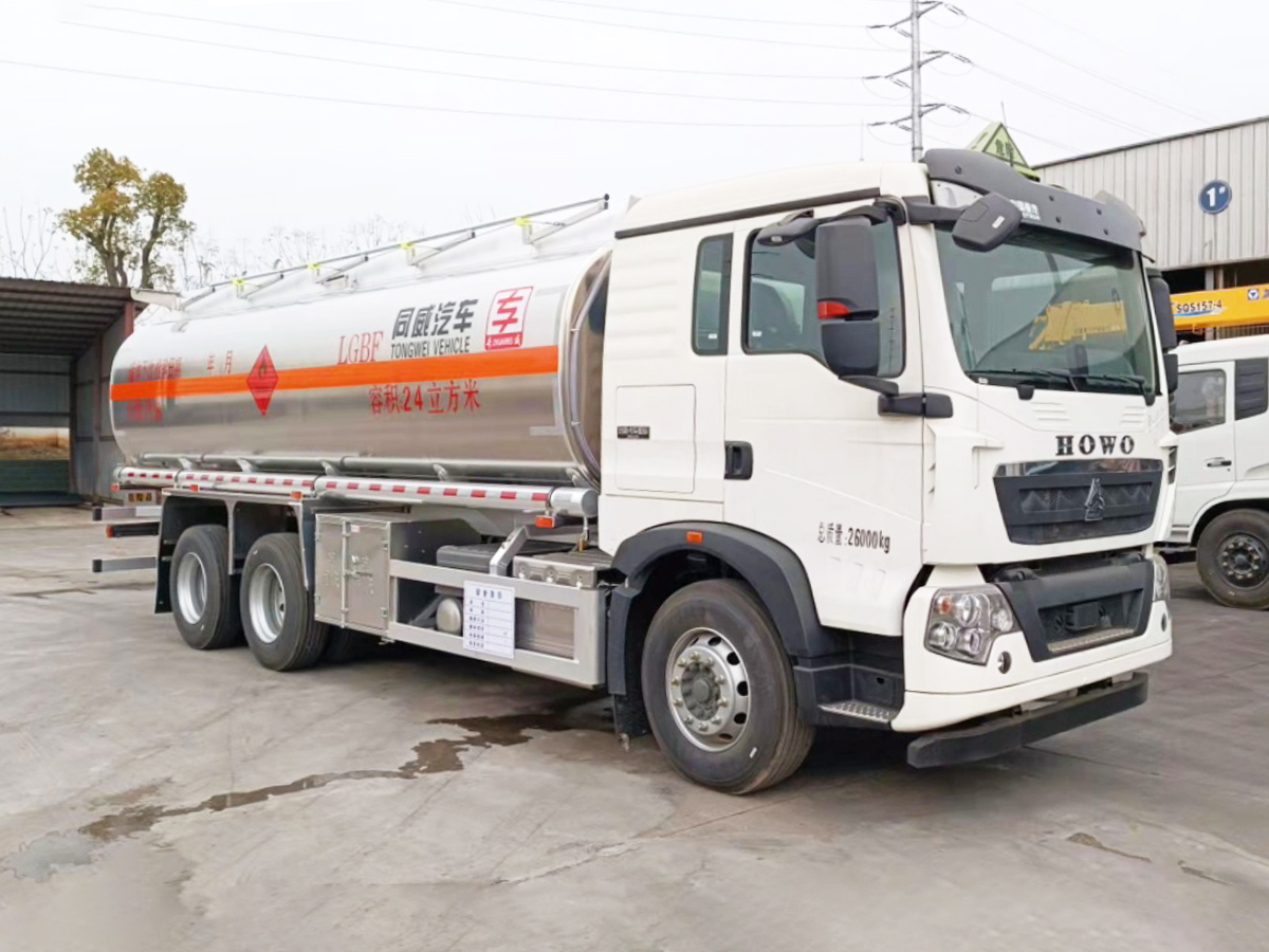 重汽豪沃后双桥16吨铝合金油罐车