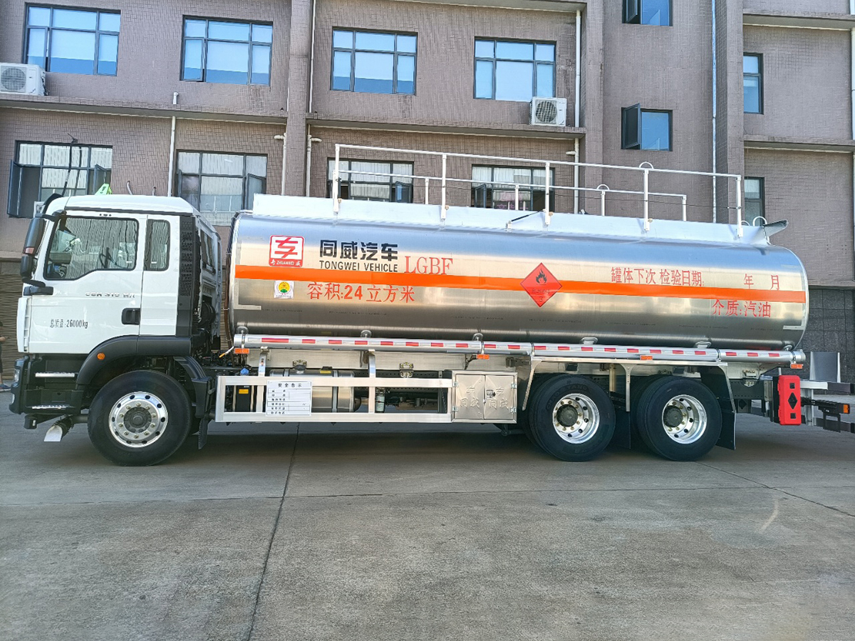 重汽汕德卡后八轮16吨铝合金油罐车
