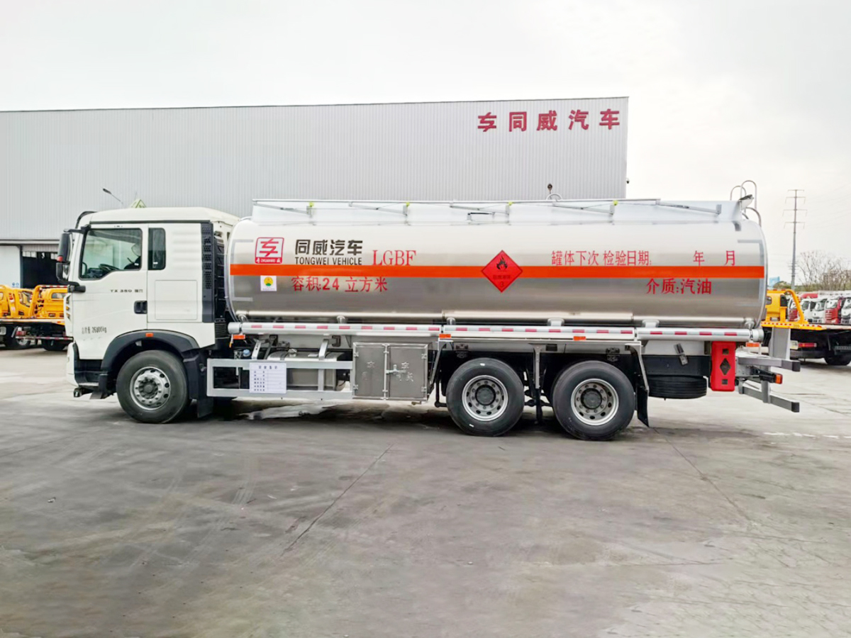 重汽豪沃后双桥16吨铝合金油罐车